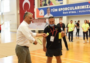 Badminton Şenliği’ninde Açılış vuruşu Başkan Uysal’dan